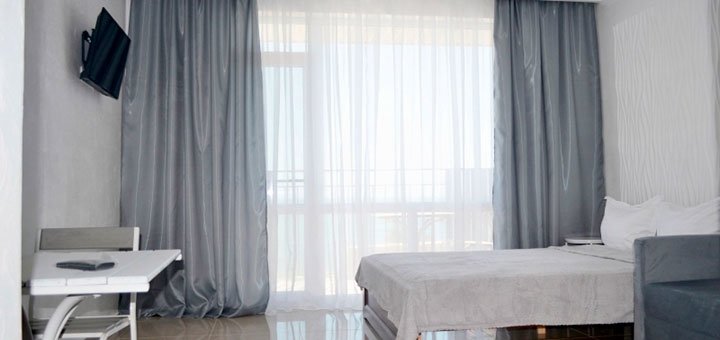 Спальня однокомнатного номера в мини-отеле «Мрия» в Затоке. Бронируйте по скидке.9