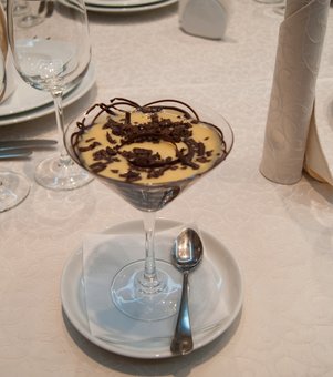Restaurant-kav'yarnya "Palmyra" near Dnipri. Substitute desserts with low prices.